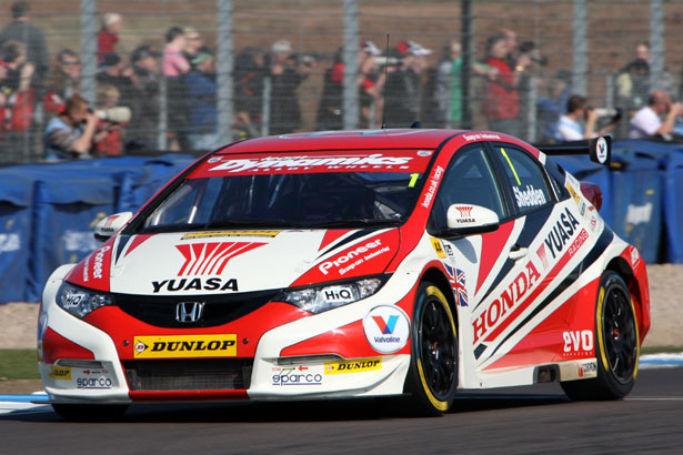 Gordon Shedden on his way to pole position