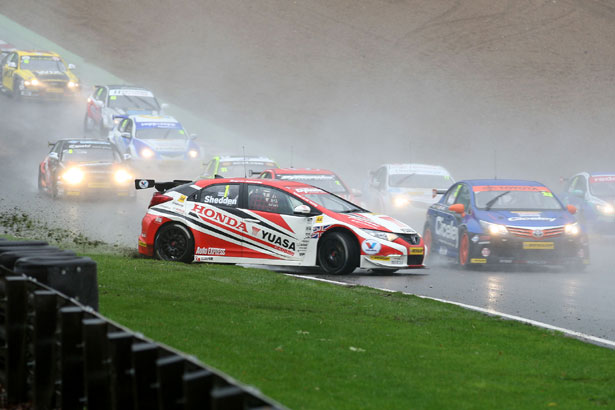 Gordon Shedden gets sideways on lap 1