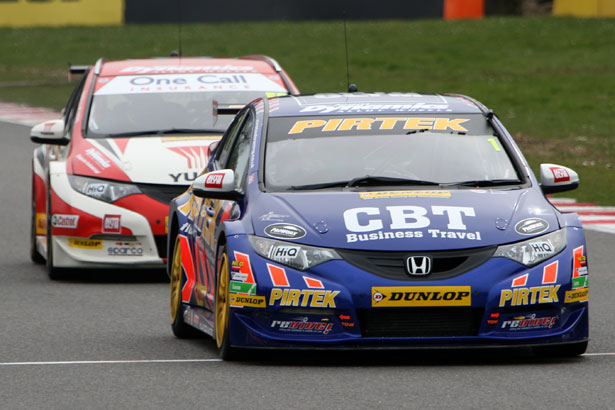 Andrew Jordan being pressured by Gordon Shedden