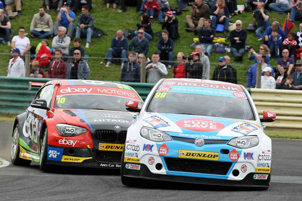 Jason Plato being challenged by Rob Collard